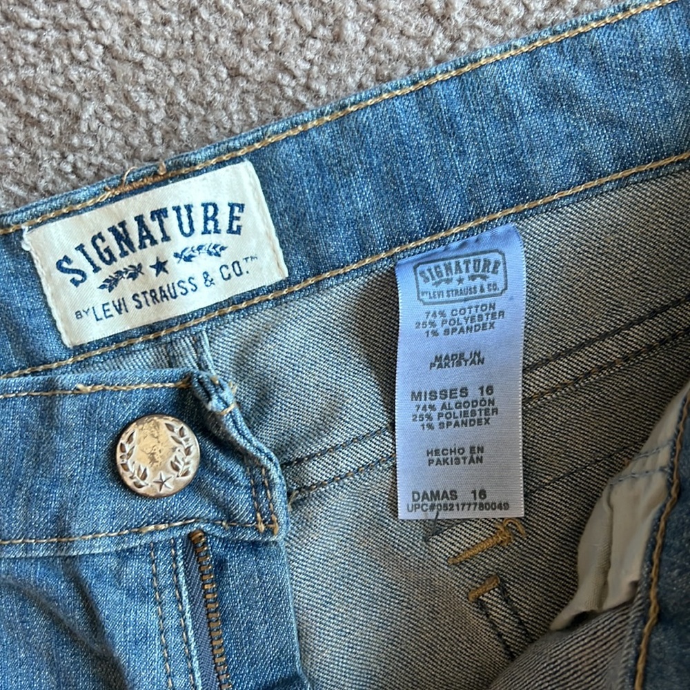 Womens plus size, Bermuda Jean shorts, size 16, Levi’s brand - Picture 2 of 3